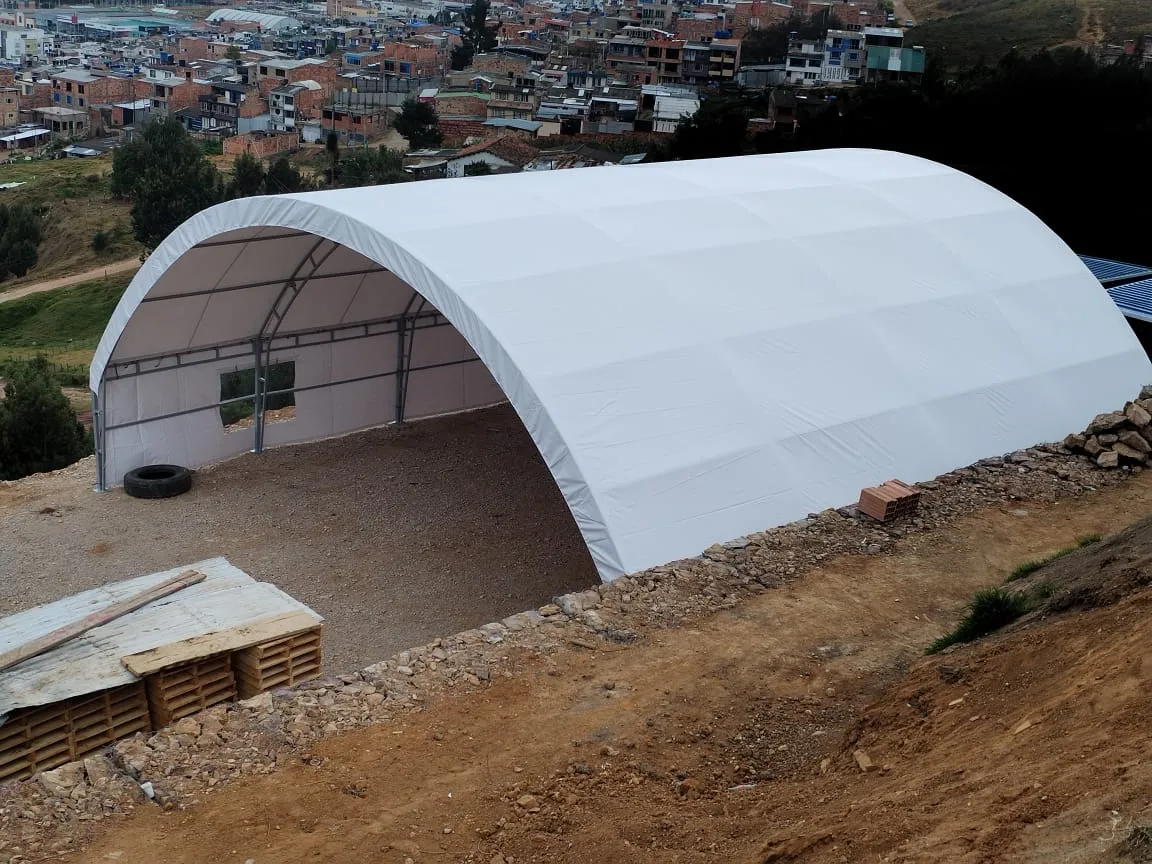 Hangar en lona de cubierta en arco montado sobre terreno despejado