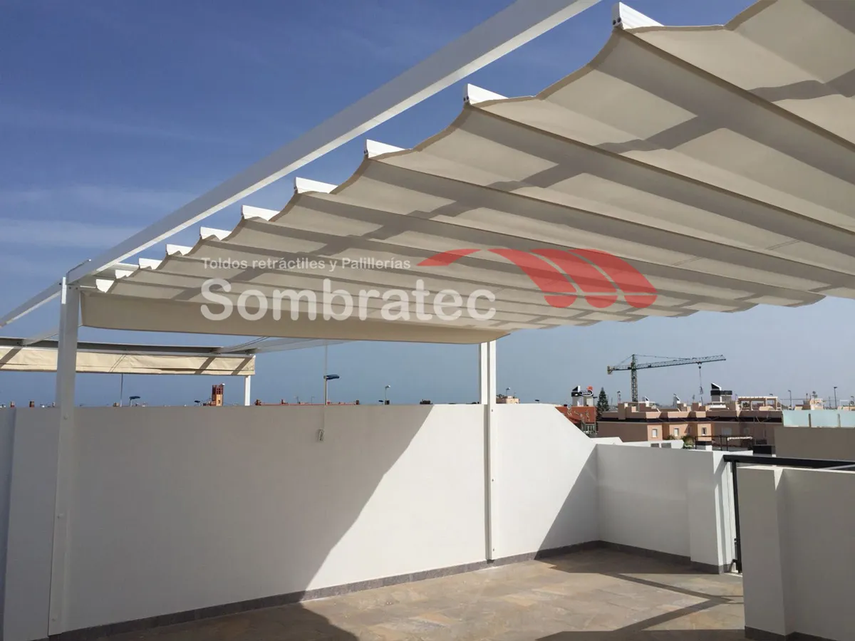 Palillería blanca instalada en la terraza de un edificio en construcción