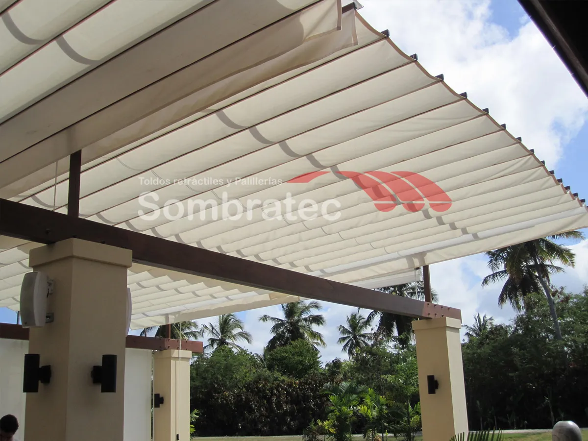 Palillería con estructura metálica sobre una terraza rodeada de palmeras