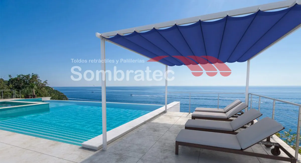Palillería azul junto a una piscina con vista al mar