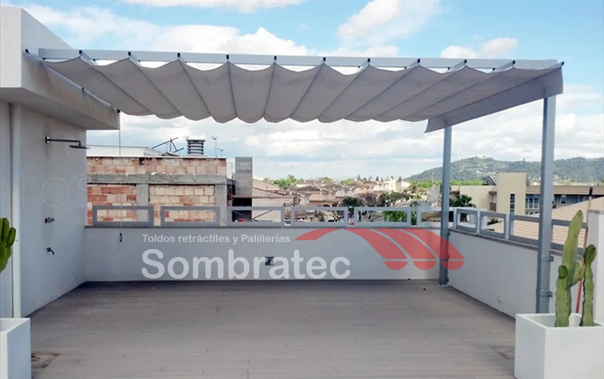 Palillería gris cubriendo la terraza social de un edificio