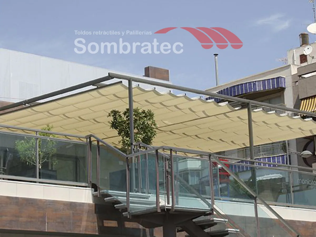 Palillería con estructura metálica sobre la terraza de un restaurante