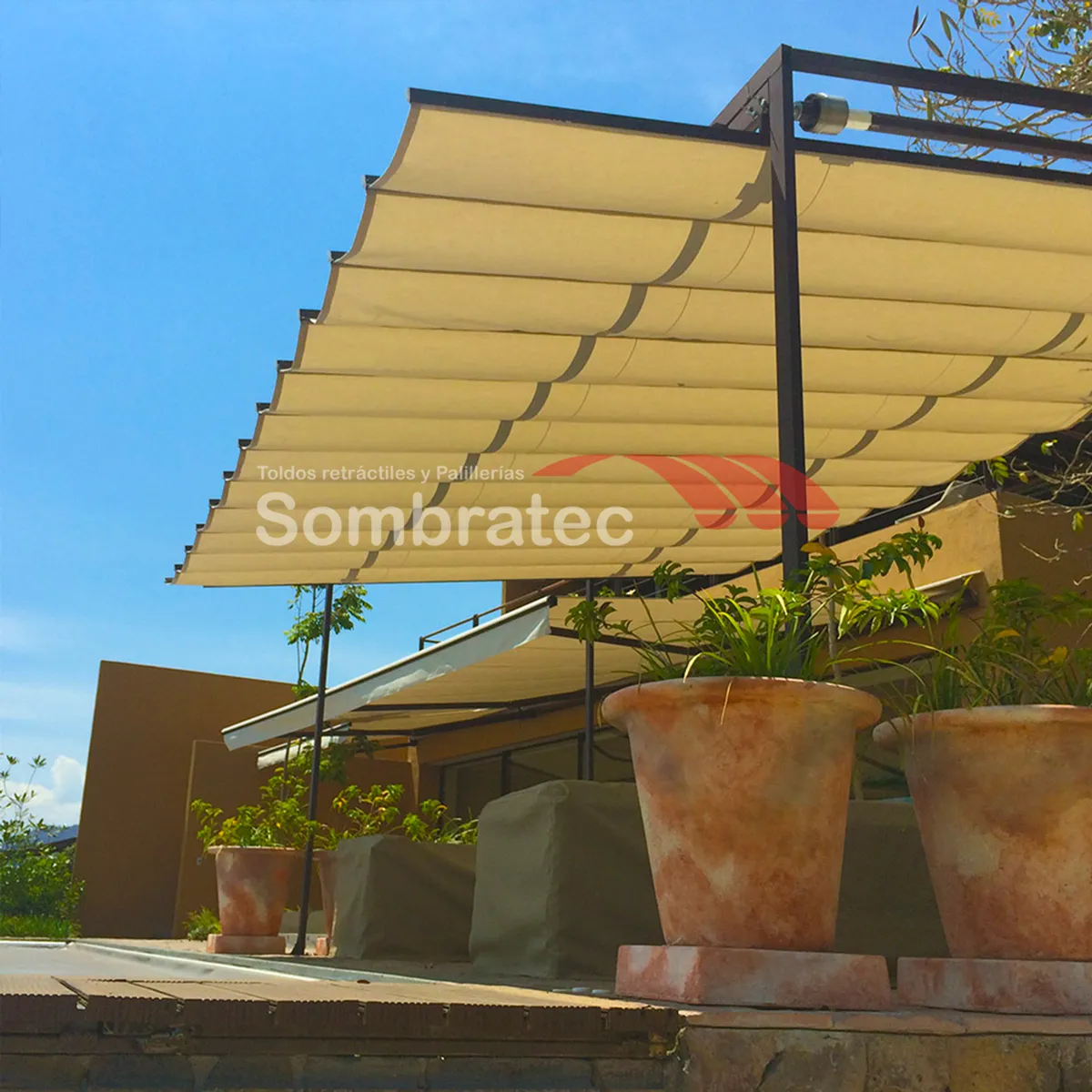 Palillería beige dando sombra a una terraza con materas de barro