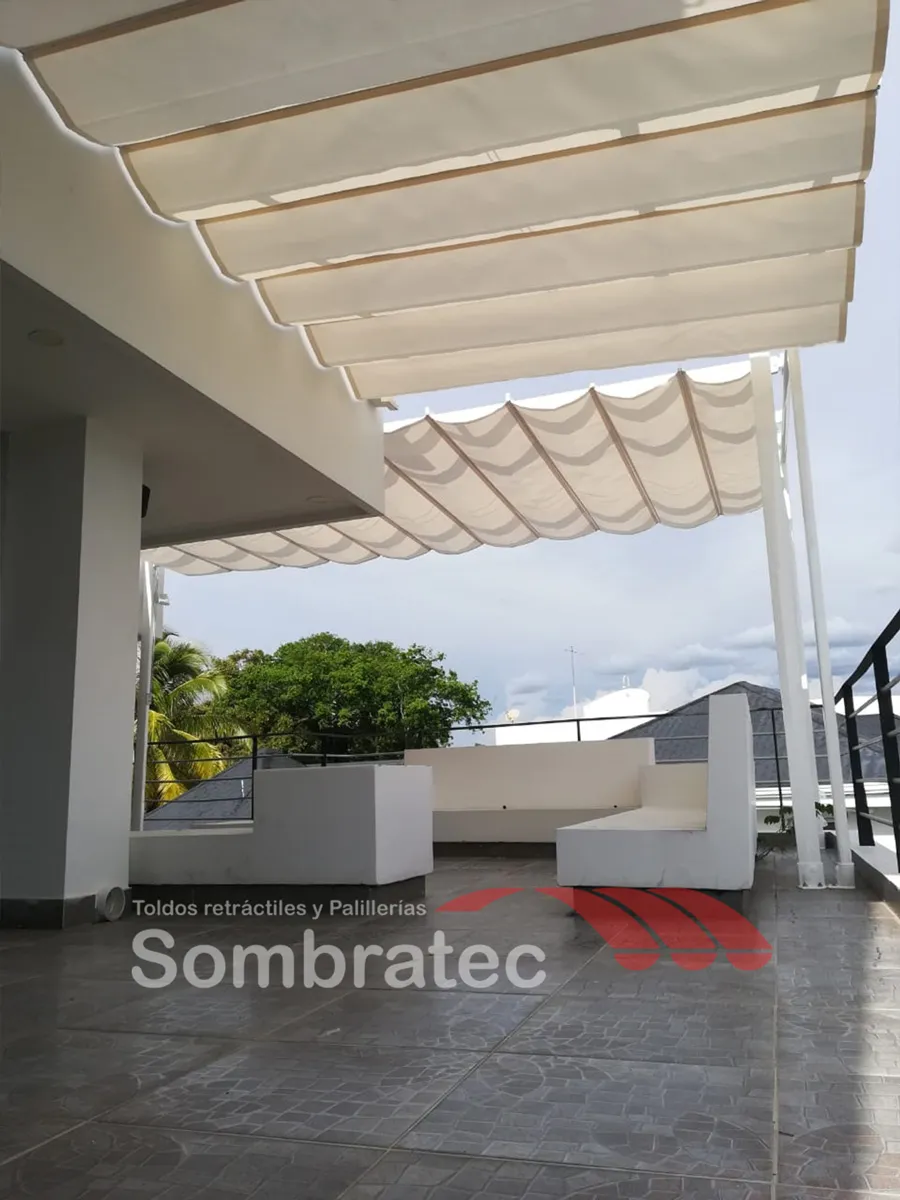 Palillería blanca instalada sobre el acceso a una terraza