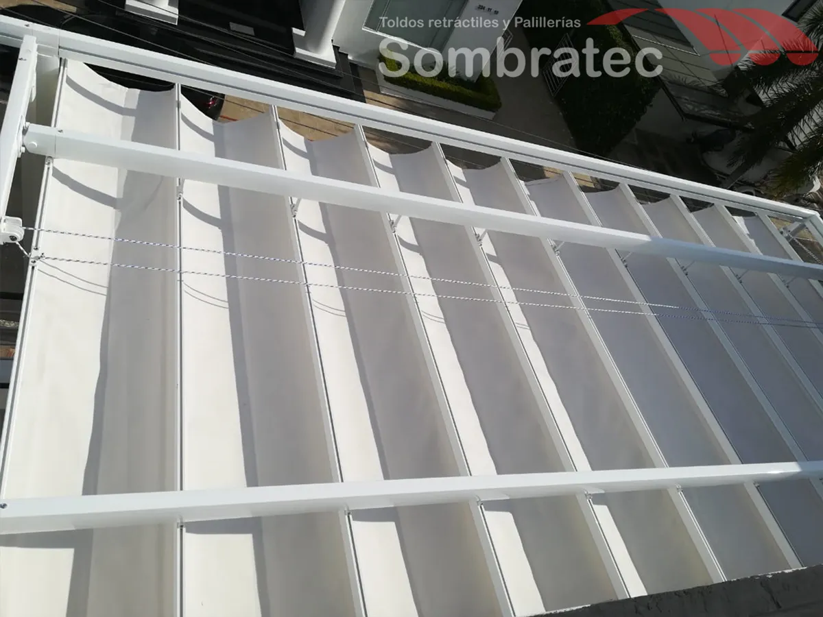 Detalle de la estructura y las varillas de una palillería blanca