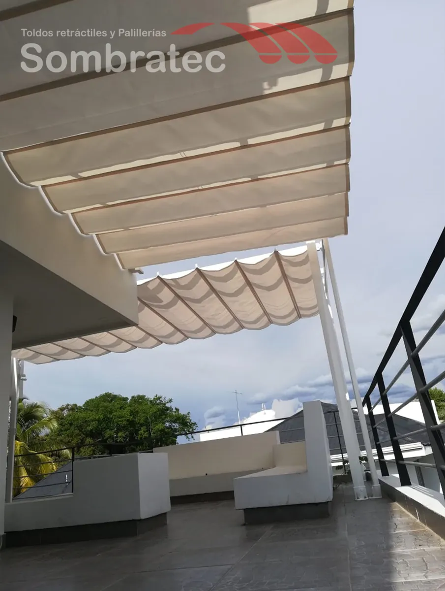Palillería blanca sobre la terraza de un apartamento
