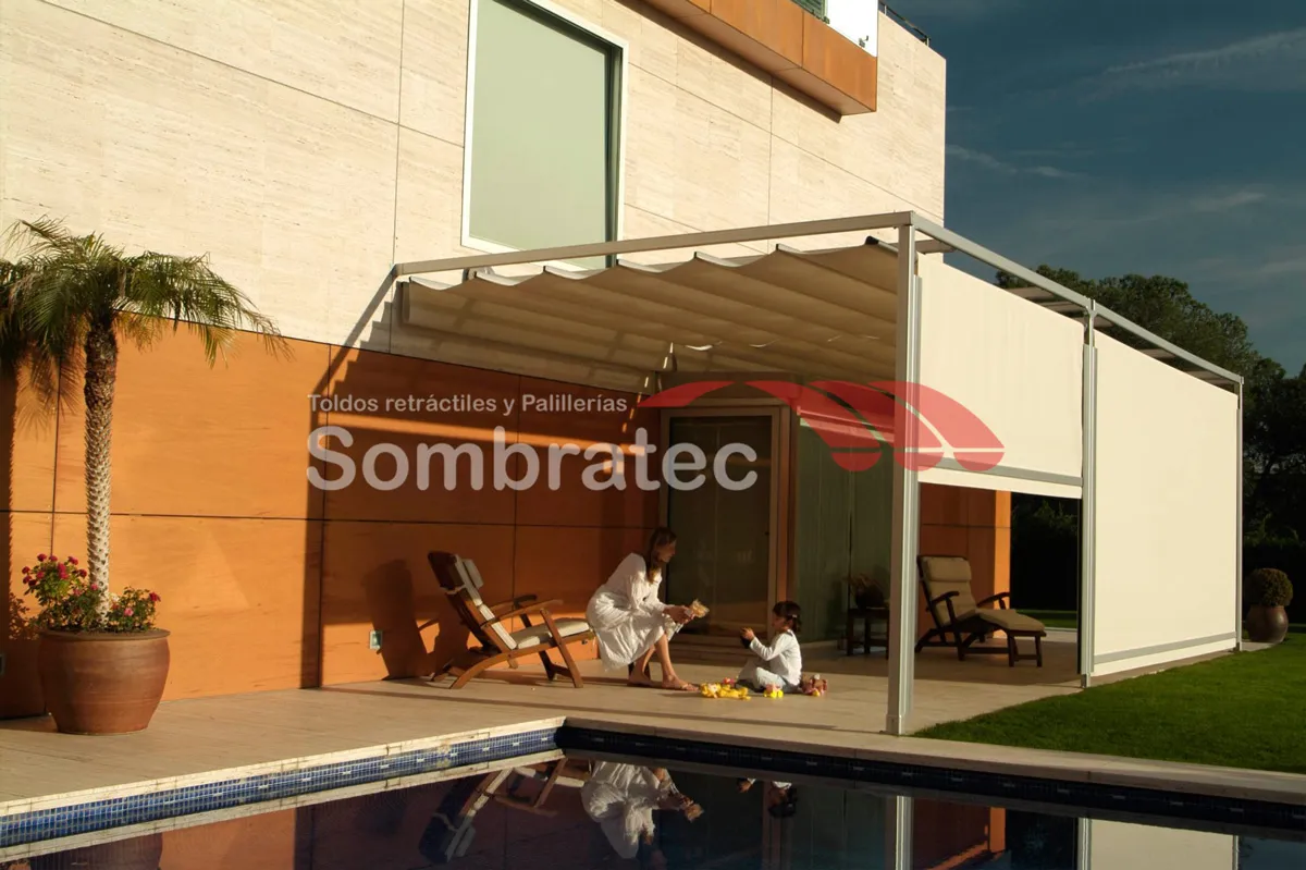Palillería instalada sobre la zona de piscina de una casa