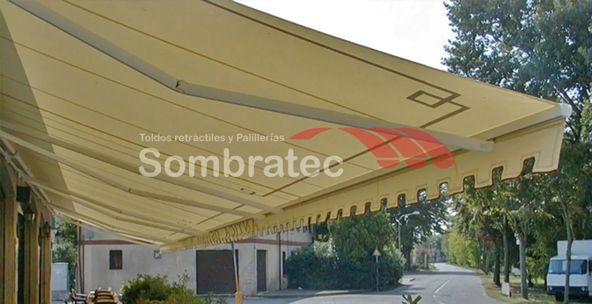 Vista inferior de los brazos y la estructura de un toldo retráctil extendido